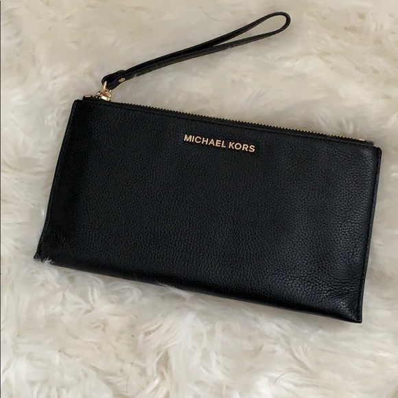 Michael Kors Handbags - Michael Kors Wristlet